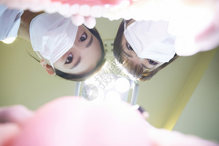 小女孩牙科诊所治疗牙齿图片