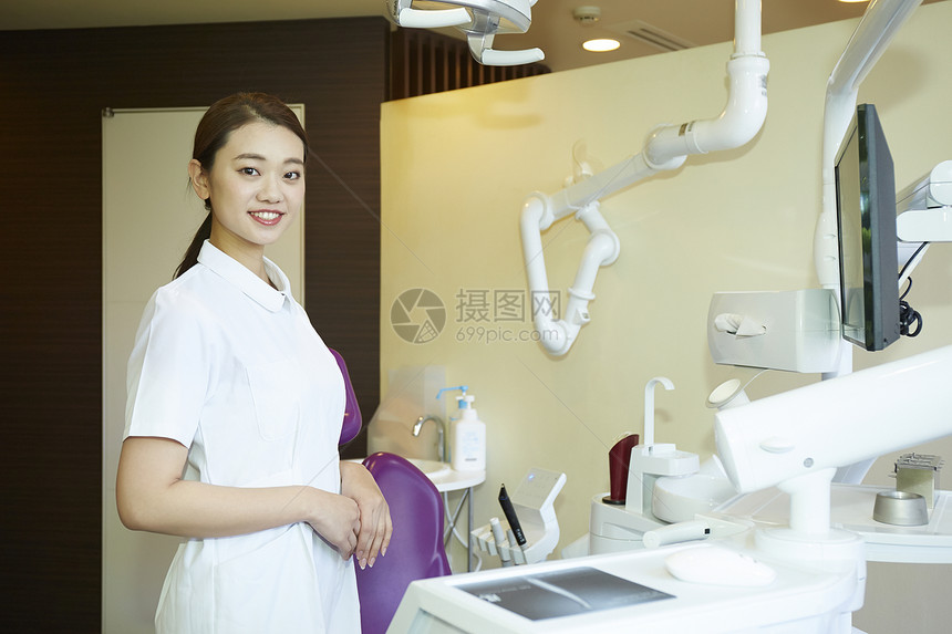 在牙医工作的女人图片
