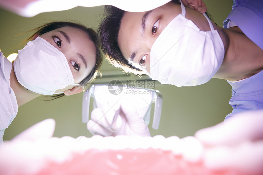 专业牙科医护人员牙齿根管治疗图片