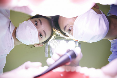 牙科医生牙齿根管治疗图片