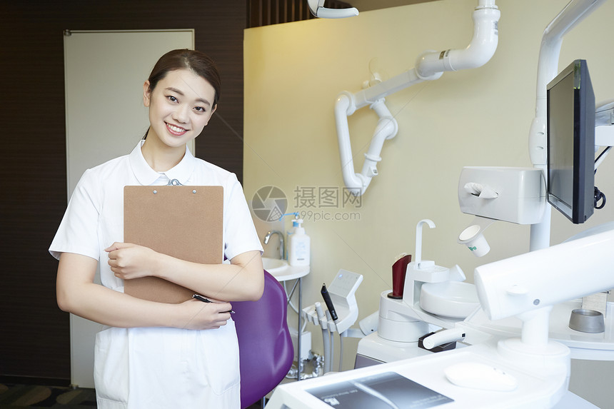 在牙医工作的女人图片