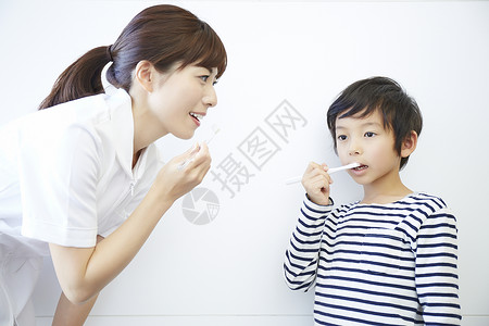 牙医知道小男孩正确刷牙图片