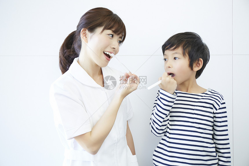 牙医知道小男孩正确刷牙图片