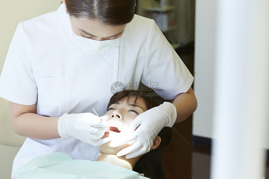 为患者牙齿根管治疗的牙医图片