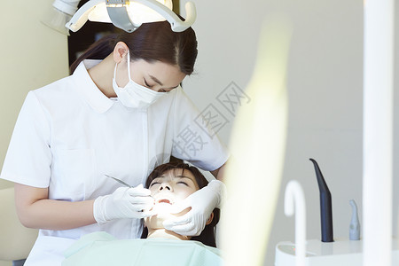 年轻人牙齿根管治疗图片