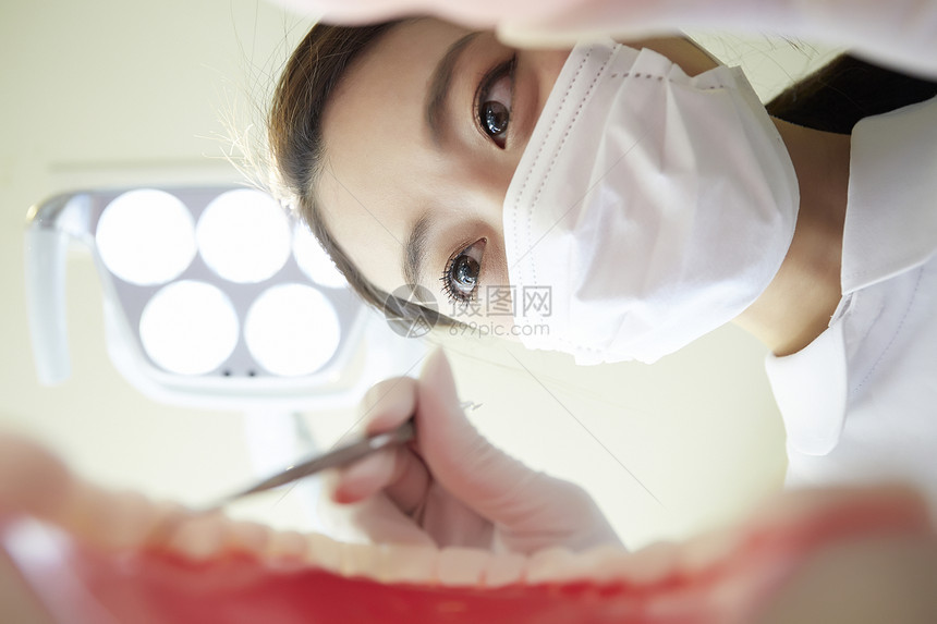 医生给患者做牙齿手术图片