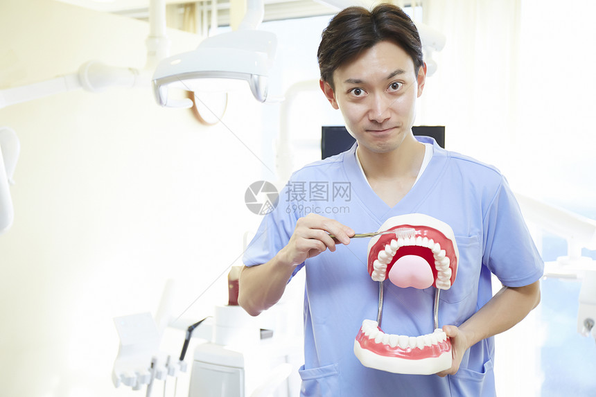 牙科医生指导刷牙图片