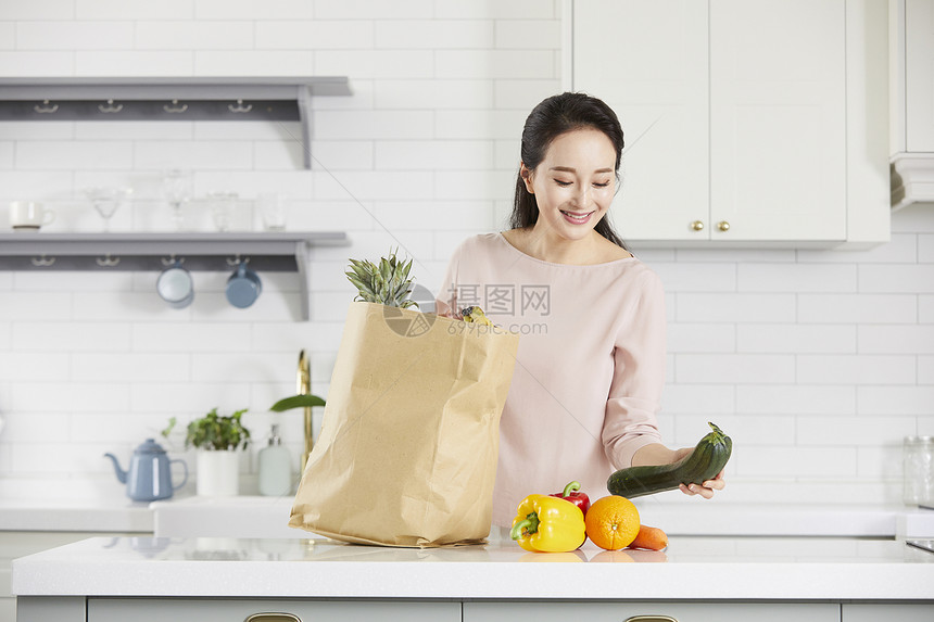 将蔬果拿出来的女青年图片