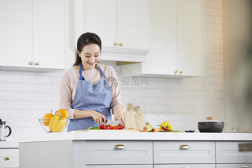 厨房里切菜的成年女子图片