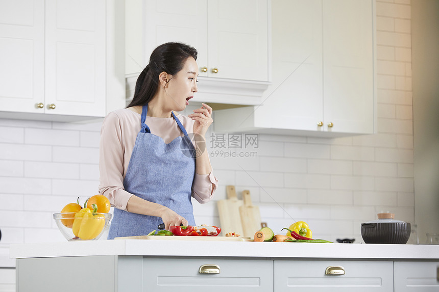 厨房里烹饪食物的成年女子图片