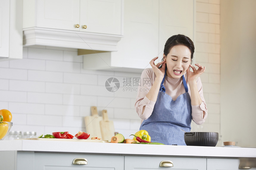 被烫到惊讶的女青年图片