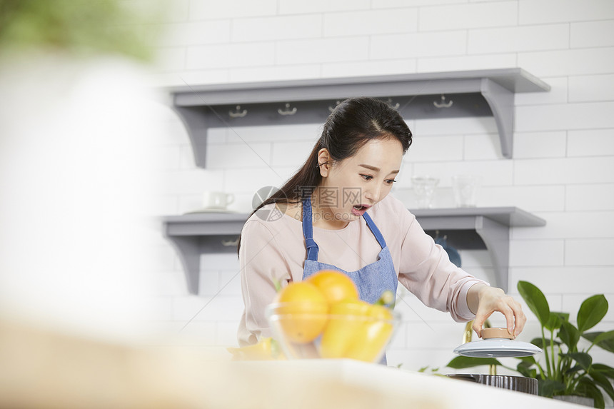 打开锅盖惊讶的成年女子图片