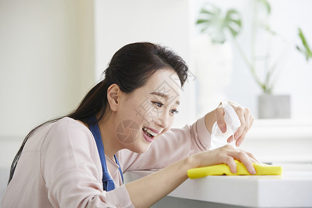 青年女性开心的清洁桌面图片