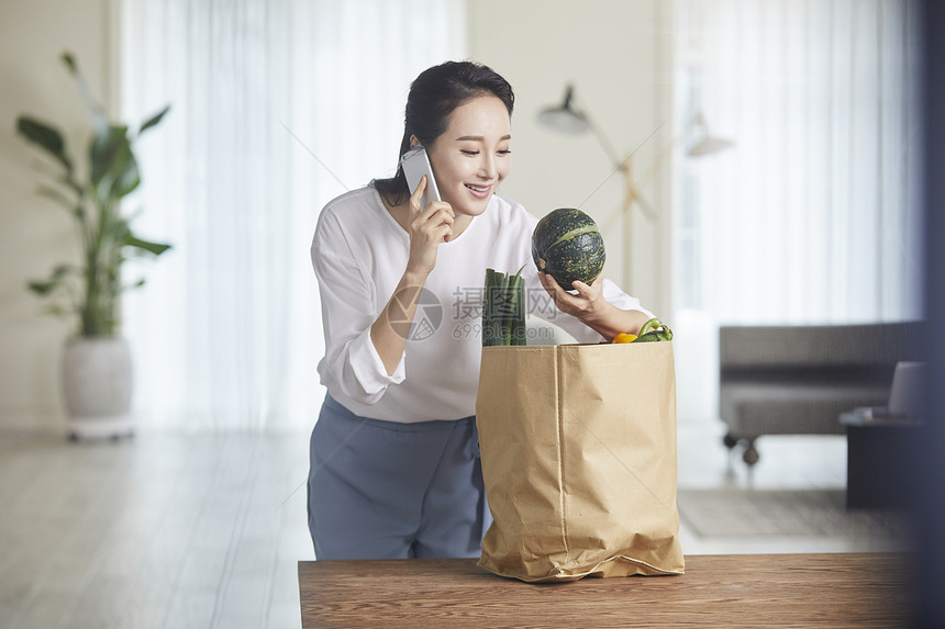 看着南瓜接电话的女青年图片