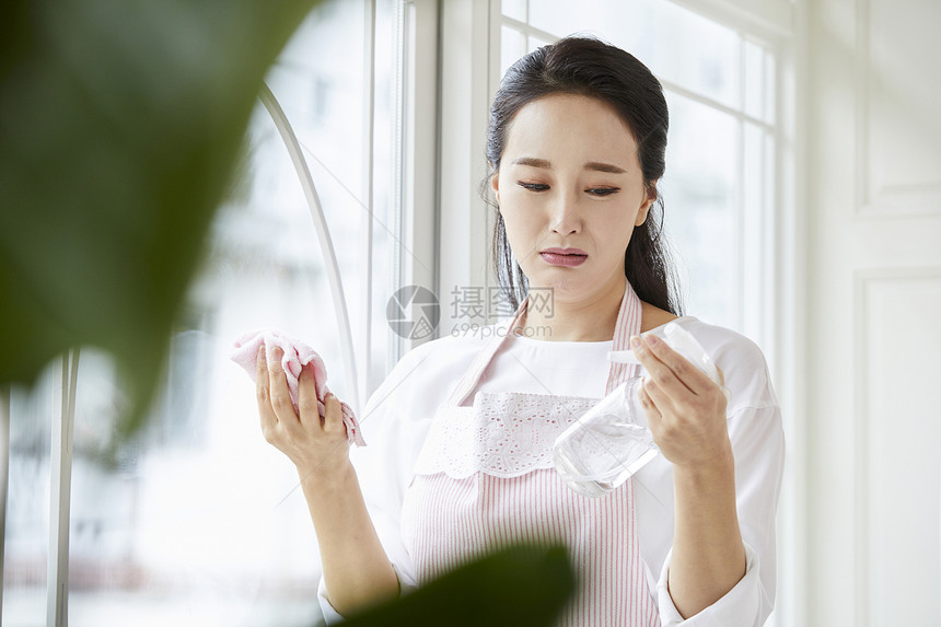 青年女子不满的看着手上的抹布图片