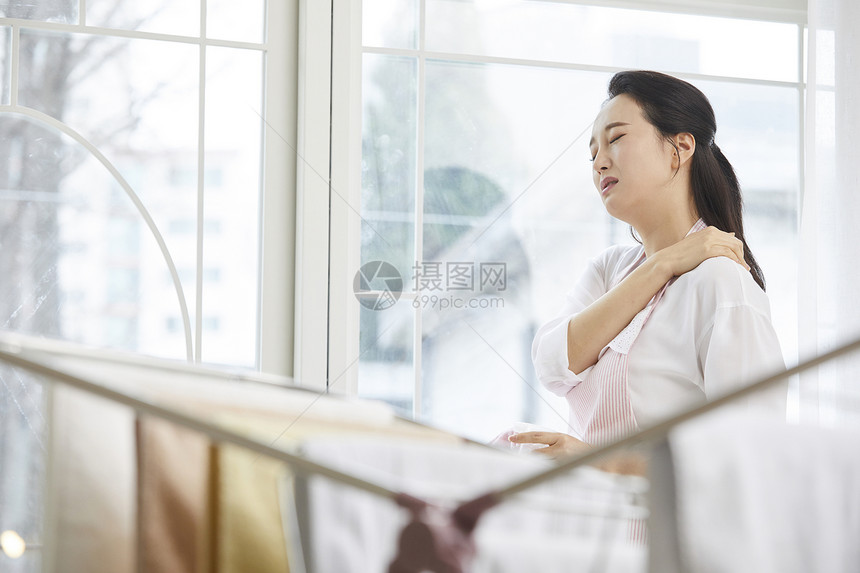 肩膀疼痛的成年女子图片