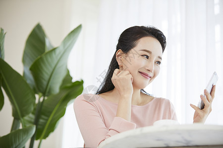 看着手机微笑的气质女性成年女子高清图片素材