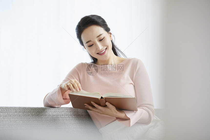 翻开书本阅读的年轻女子图片