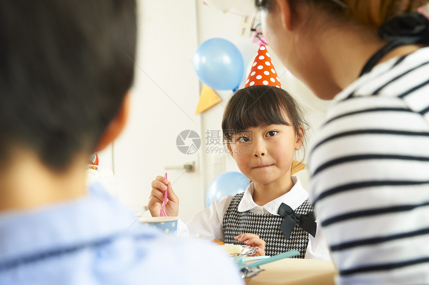 开生日派对的小女孩图片