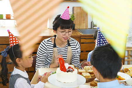 女人母亲房屋生日聚会盛宴和生日蛋糕图片