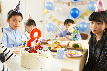 小朋友生日聚会盛宴吃生日蛋糕图片