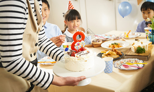 小朋友生日聚会盛宴吃生日蛋糕图片