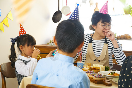 小朋友生日聚会盛宴吃生日蛋糕图片