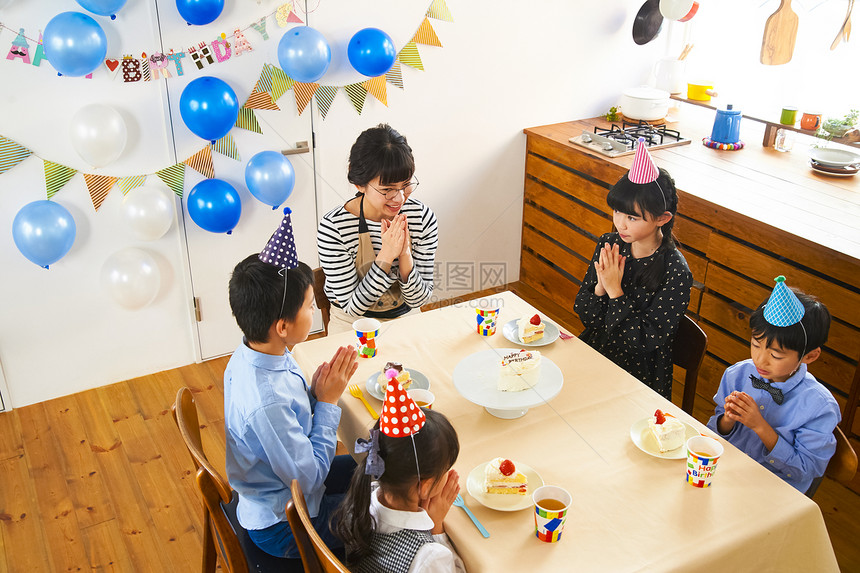 庆祝过生日的小朋友们图片