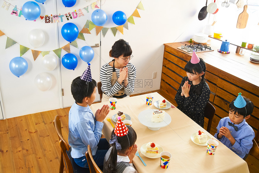 庆祝过生日的小朋友们图片