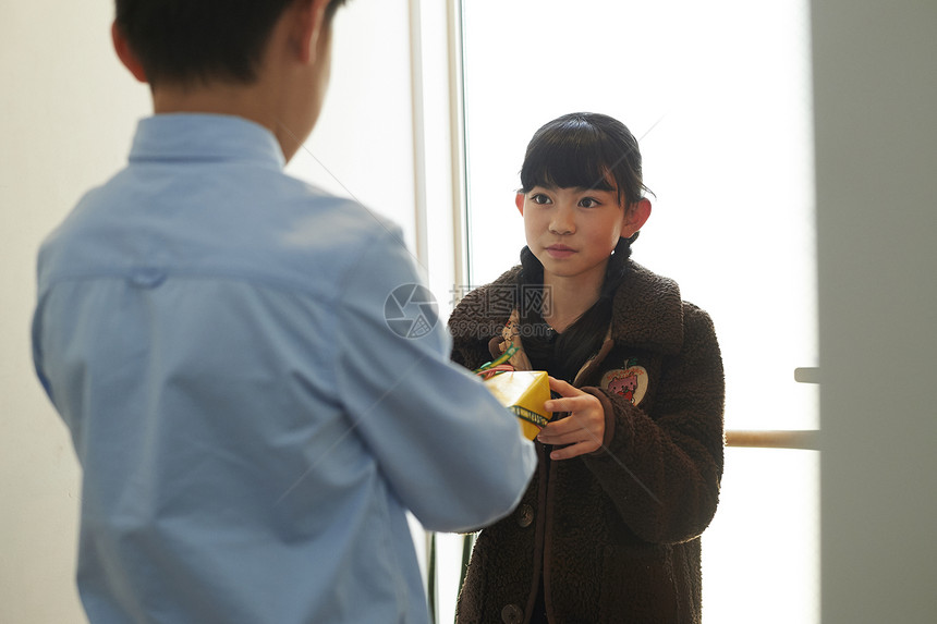 女孩将礼物送给男孩图片