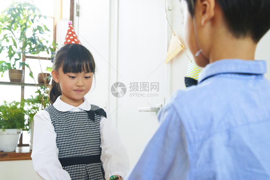 女孩送给小男孩礼物图片