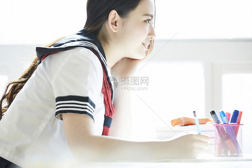 年轻美女高中生学习图片