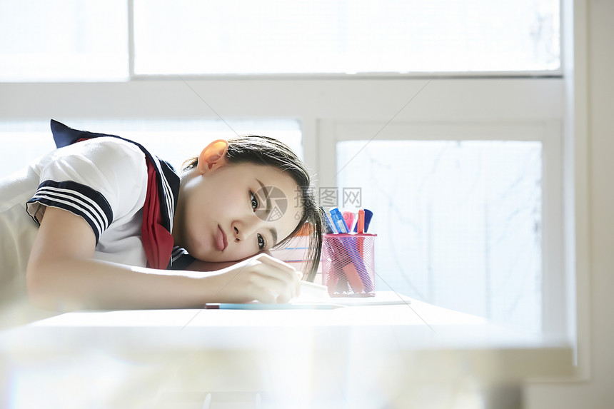 高中制服女生趴在课桌上图片