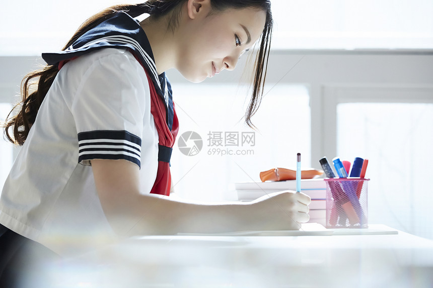 高中女孩认真学习图片