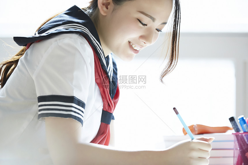 高中女孩认真学习图片