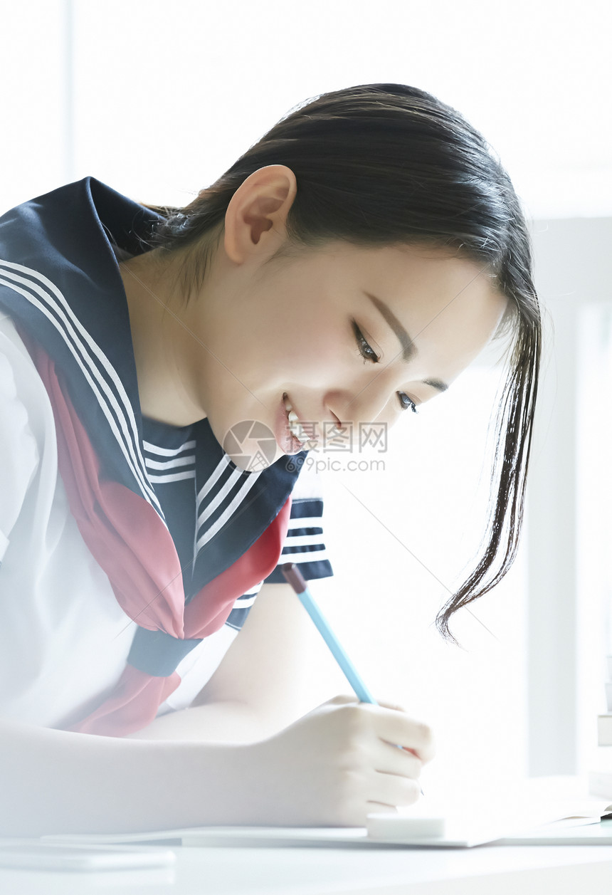 高中女孩认真学习图片