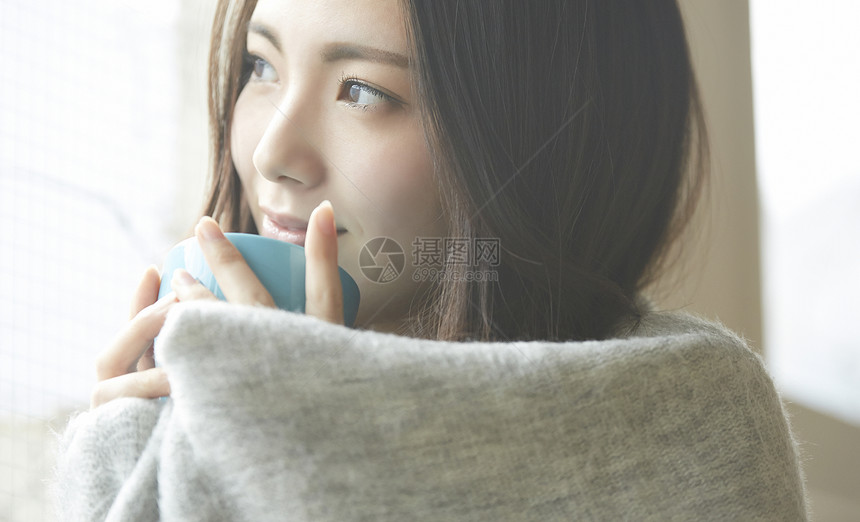 女孩冬天保暖喝热茶图片
