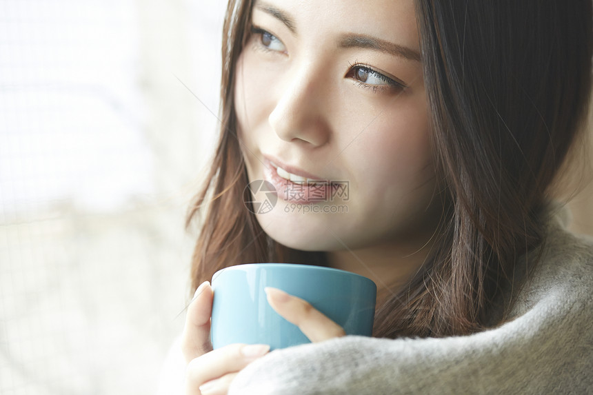 女孩冬天保暖喝热茶图片