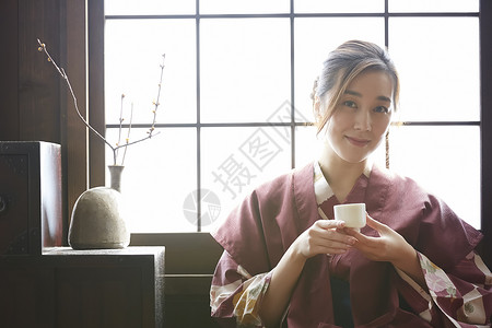 独自享受温泉旅行的女孩图片