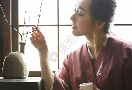 独自住旅店独自享受温泉旅行的女孩背景