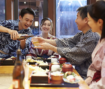 家庭温泉旅行享受美食图片