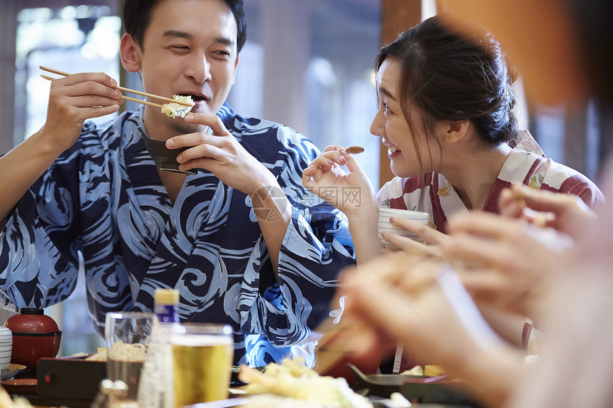 家庭温泉旅行享受美食图片