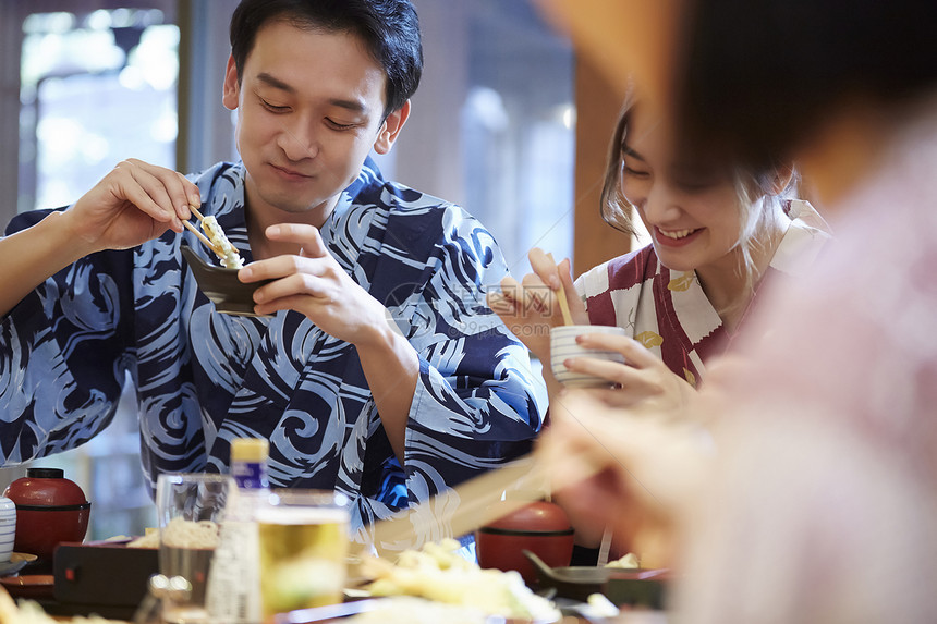 家庭温泉旅行享受美食图片