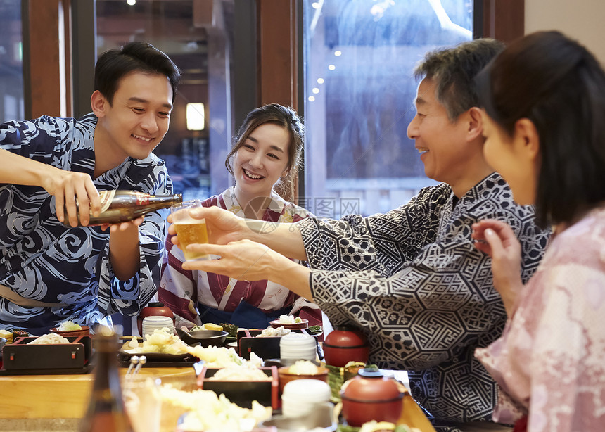 家庭温泉旅行享受美食图片