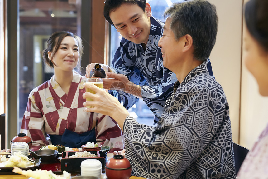 家庭温泉旅行享受美食图片