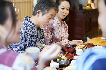 家庭温泉旅行享受美食图片