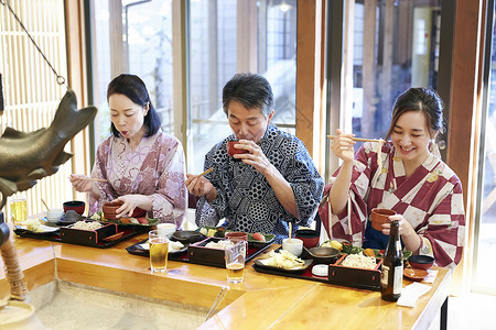 家庭温泉旅行享受美食图片