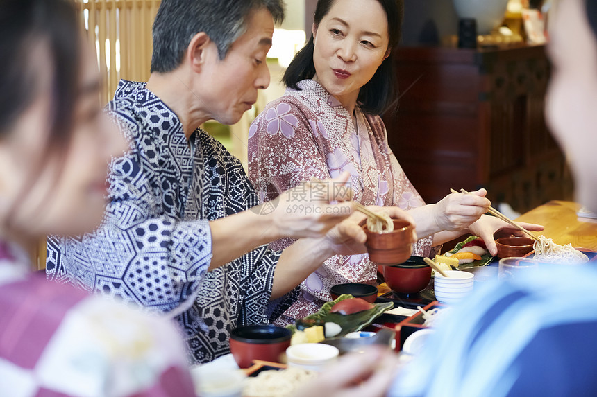 家庭温泉旅行享受美食图片