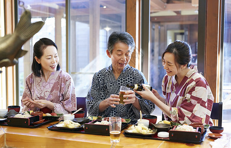 家庭温泉旅行享受美食图片