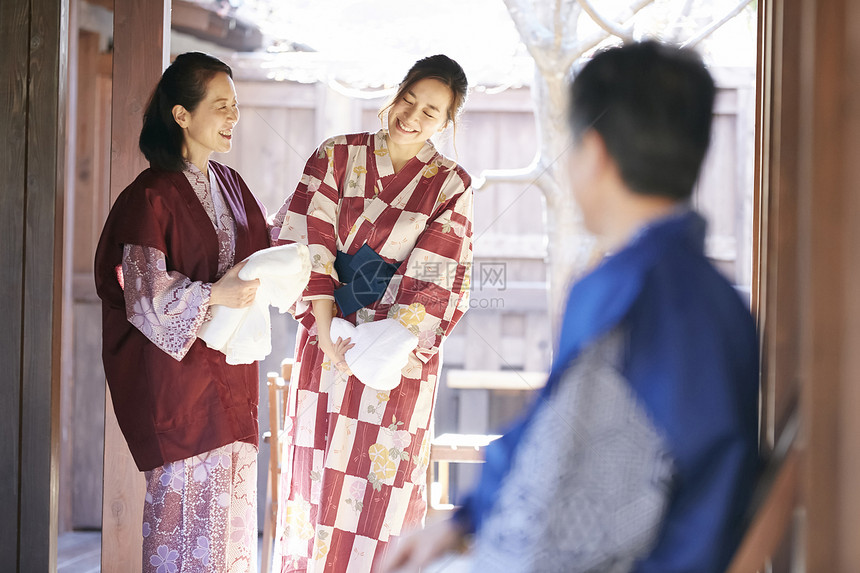 享受温泉旅行的家庭图片